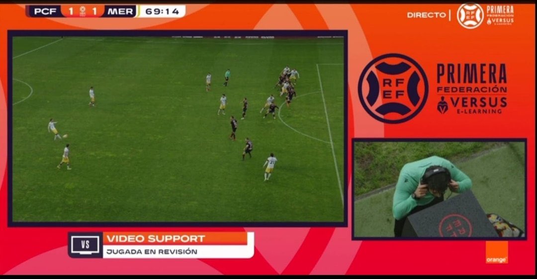 Hay malestar en el <a href="/PontevedraCFSAD/">Pontevedra CF 🦴</a> en las últimas jornadas con el arbitraje. Especialmente en la toma de decisiones FVS. 

Ayer anotó el <a href="/Merida_AD/">A.D. Mérida</a> de esta manera y parece que está algo adelantado.

El cuarto árbitro, quien revisa las acciones de oficio, con buen criterio avisó
