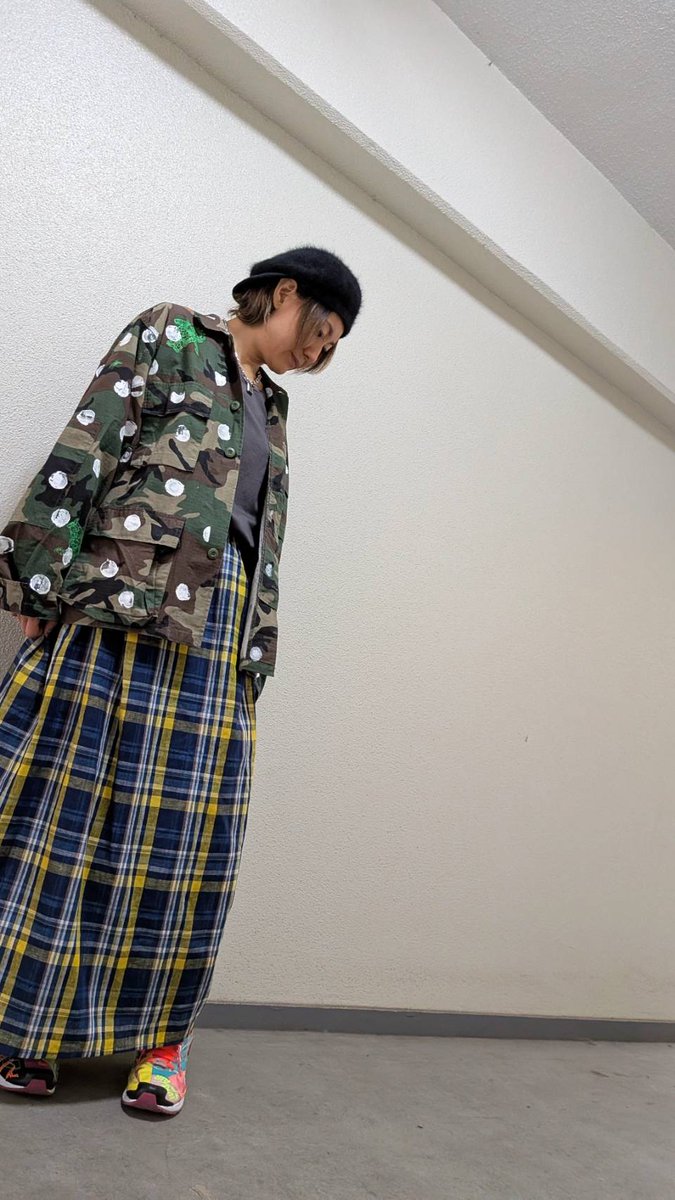 チェックのスカート、やっぱり可愛いですよね・・・

裏地付きなので、タイツ・ストッキング履いてても動きやすいです。

素材はリネン。
春夏ものですがチェックは冬物に合わせたくなります・・・

着用者の身長は162センチです。

psychofish.thebase.in/items/114389369