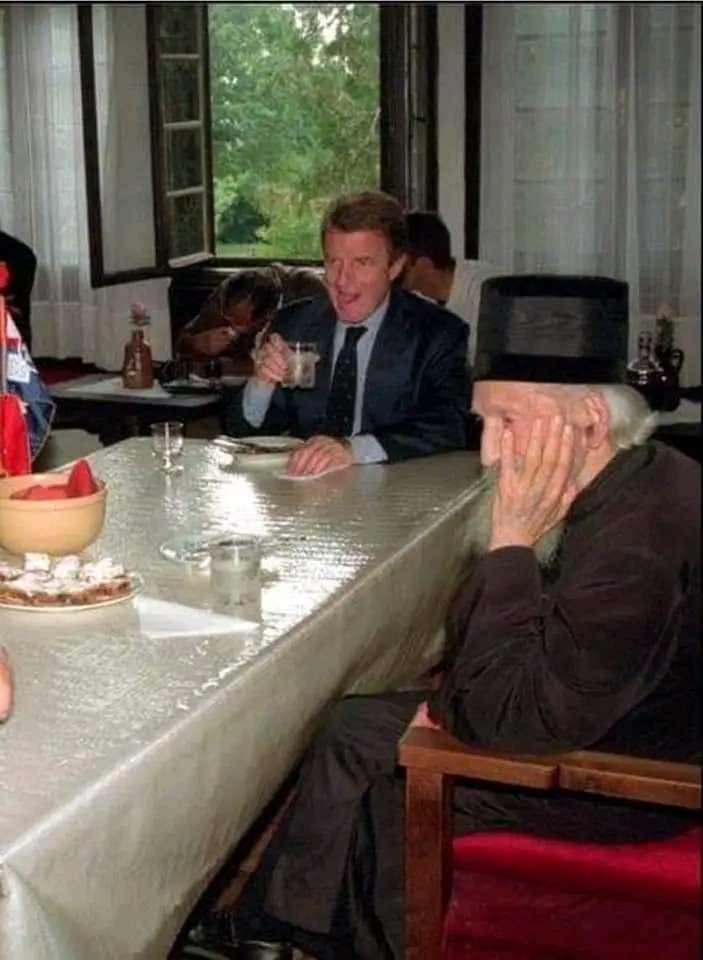 IvanaErato's tweet image. Фотографија настала у конаку манастира Грачаница код Приштине у јулу 1999. године.
Тадашњи патријарх српски господин Павле и координатор УН за Косово и Метохију, злочинац Бернард Кушнер.🔽