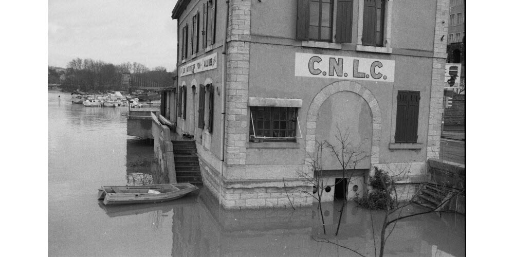 leprogreslyon's tweet photo. En #images. On se déplaçait en #barques dans les rues... Dans les #archives du #Progrès de #Lyon en 1982
➡️ https://t.co/zEqygq9DlW https://t.co/VqTNqXlXvS