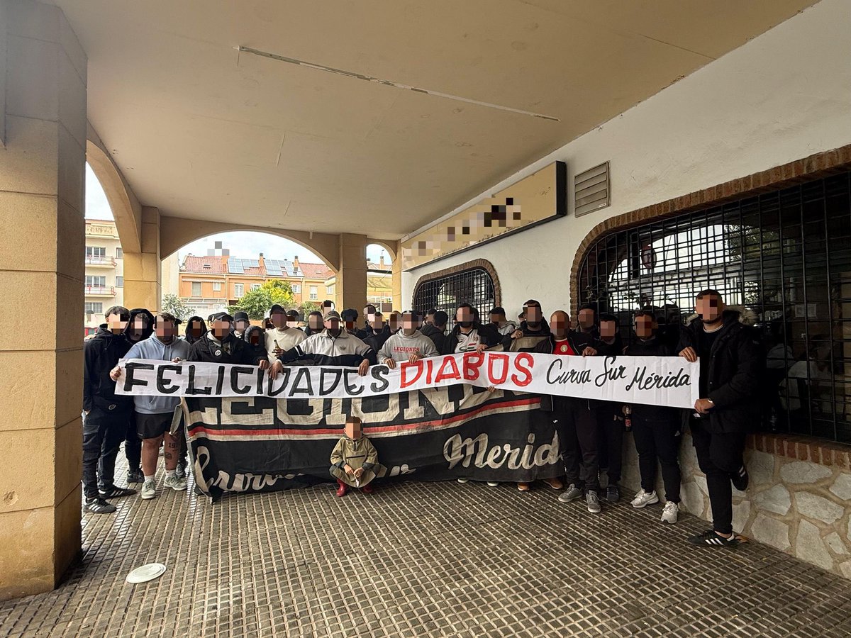 Ayer se disputó el tradicional torneo de fútbol sala del grupo. 

Todo lo recaudado en el día de ayer irá destinado a la causa del pequeño Dylan. 

Felicitamos a <a href="/CurvaNorte82/">DiabosVermelhos1982</a> por su aniversario. 

Agradecemos a la gente de Caceres subir un año más el nivel del torneo.