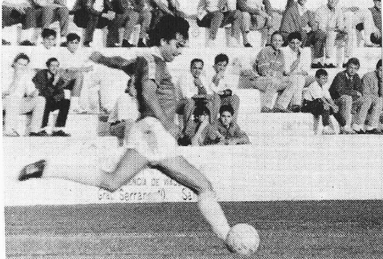 Hoy cumple 67 años Paco Cepillo, uno de los mejores defensas isleños de siempre. 
Jugó 9 temporadas en el Club Deportivo, en dos etapas, acumulando más de 150 partidos de azulino.
Su trayectoria nos la cuenta <a href="/AntonioSFCD/">Antonio Marín 💙</a> aquí 👇
sentirseazulino.blogspot.com/search?q=Cepil…