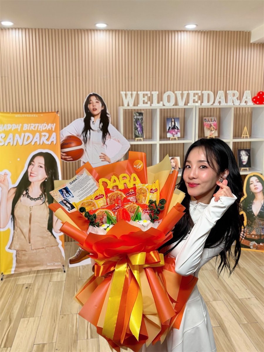 Avang_Lingkod's tweet photo. Celebrating #SweetDaraDay with the sweetest atiii @krungy21 π§‘ You deserve all the love and all the good vibes from #daraling ! Thank you @WeLoveDara for making this lovely event possible! #WLD_DARAmyeonParty #SandaraPark #μ°λ€λΌλ° #DARA #λ€λΌ #blackjack #2NE1 https://t.co/qICUMQO6Rd