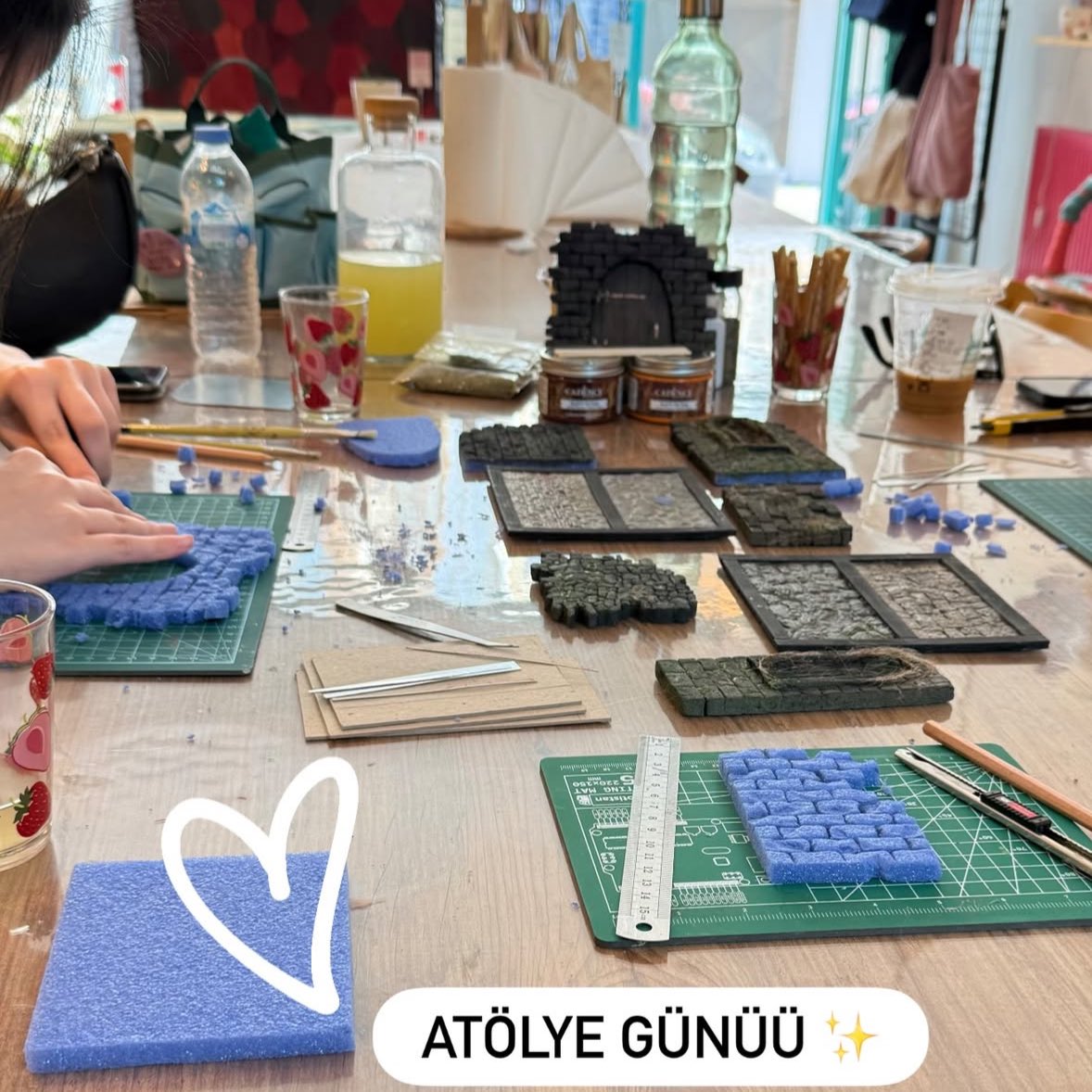 Bana İstanbul’da diorama atölyen var mı diye soranlar şimdi tam zamanı♥️ Bilge (İg:Bilgestra) filmimizin ödüllerinden biri olarak 1 kişiye diorama atölyesi hediye ediyor ve çok keyifli öğretici bir atölyeye katılarak diorama yapıyorsunuz🫠 Tüm detaylar mentiondaki linkte ödüller