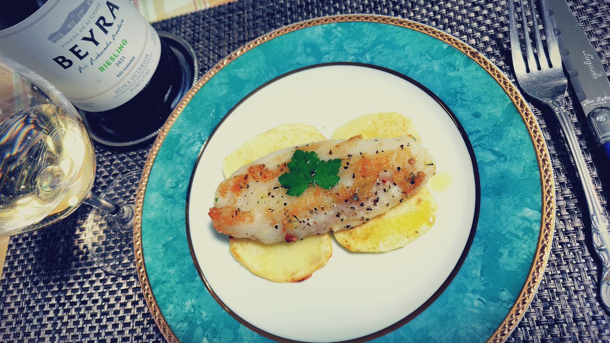 Gr_Key's tweet image. 舌平目のムニエルに、ポルトガルのリースリング🍴

シンプルな魚料理にソースとして白ワインをペアリングするイメージ
強すぎない酸味とふくよかな蜂蜜感が美味しい1本🍷

#おうちごはん #ムニエル #舌平目 #リースリング