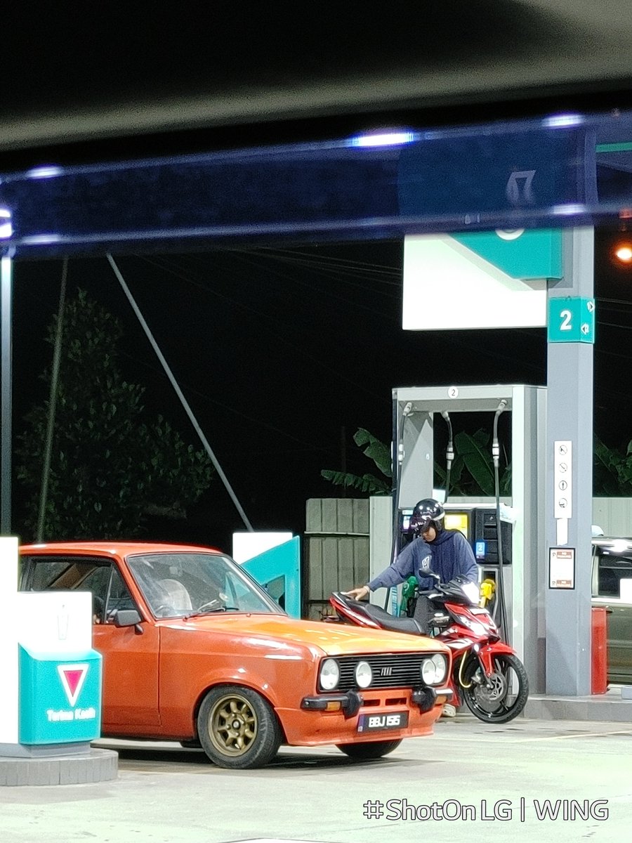 FAT8893_OPL's tweet image. Found this little beauty last night while filling up. I never thought I'd see a real classic around my home.

#classiccars #ford #escortrs