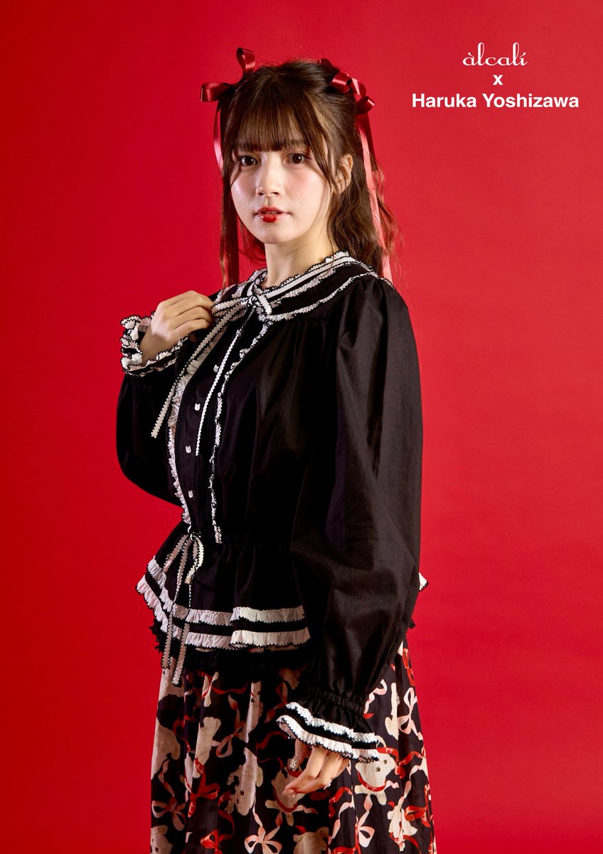 omotesando_PH's tweet photo. alcali× @Haru_Yoshizawa 様
コラボアイテムのご紹介です🐈🎀
・猫耳つけ襟ローンブラウス
price:¥33,000(税込)
color:オフホワイト.クロ
お問い合わせはお電話にて承っております🌟
#PINKHOUSE #ピンクハウス
#alcali #アルカリ https://t.co/2XERaz12WZ