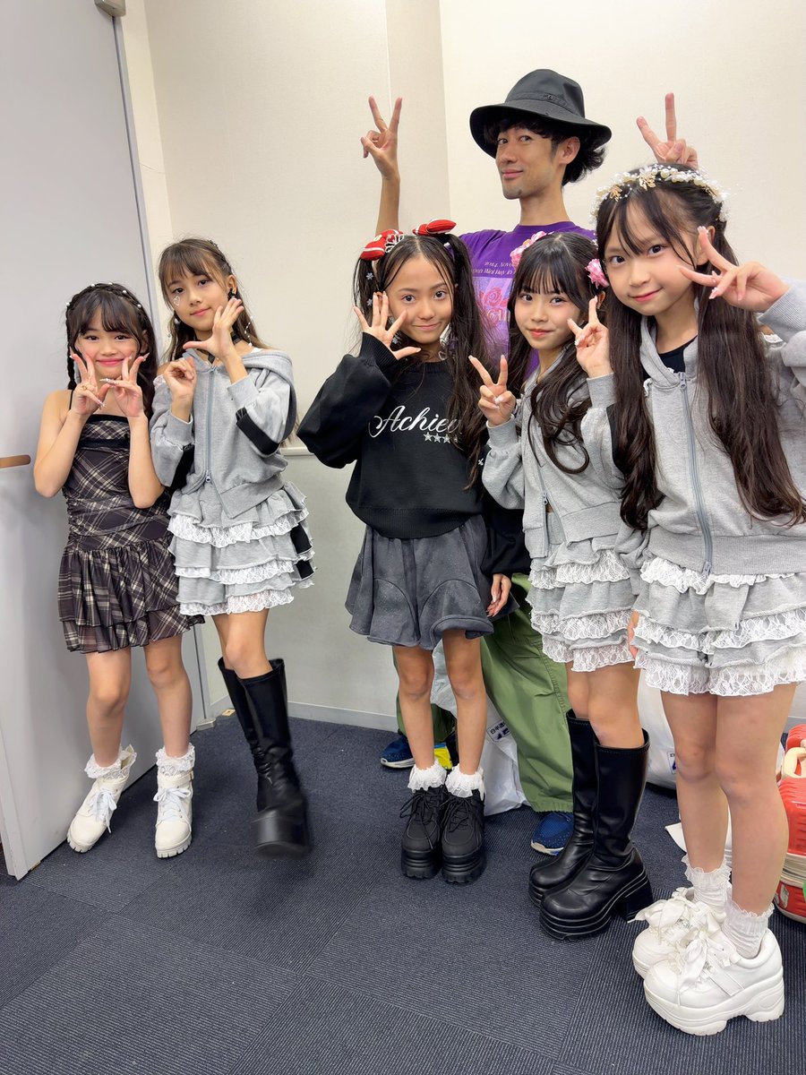 jankenpon_win's tweet image. じゃんけんぽーんみんなでの初めてのデザフェス出演ありがとうございました🩷❤️💛🩵💜
ライブをしながらファッションショー👠
どうでしたか？🫶
出演者のみなさん見に来てくれたみなさん健ちゃん先生ありがとうございました✨
次のライブは11/18(火)に観覧無料ライブがあるのでよろしくお願いします💗