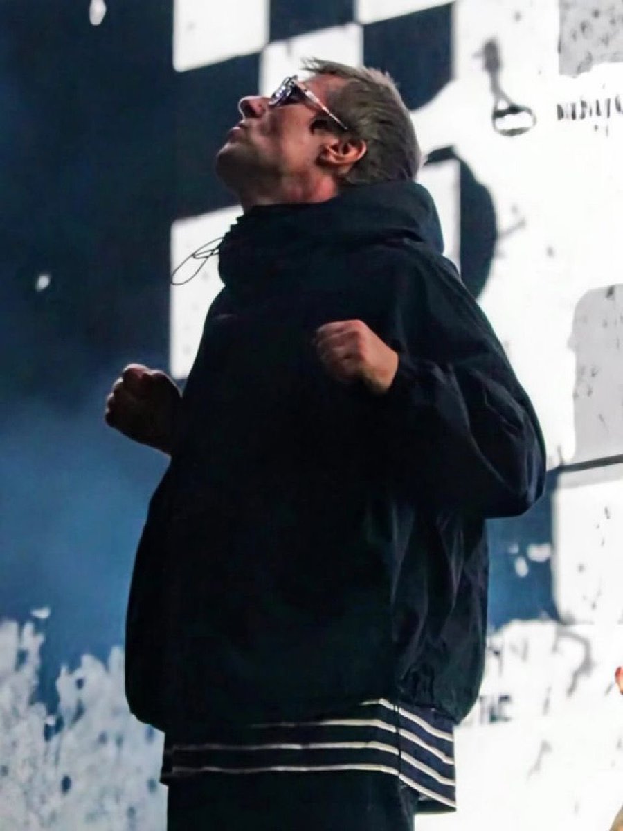 たまたまさっき拾った画像のリアム、LAの時の姿らしいですが、今日