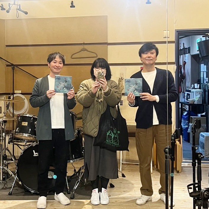 shinopotitan's tweet image. 先日は近藤健太郎さん、及川雅仁さんとライブリハでスタジオに入りました。7インチを手渡すことができ、練習も楽しかったです🎄11/23（日）鎌倉ディスクブルーベリーにて開催のfermata#11にて、15時から40分間のライブをさせていただきます🙇‍♀️素敵な音楽が沢山流れるイベント、ぜひお越しください✨