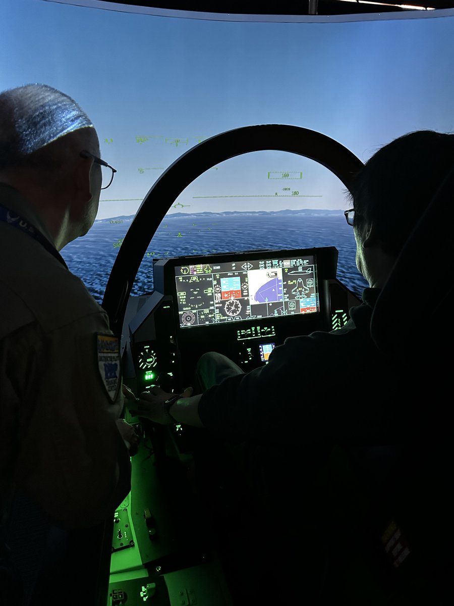 nobita0114's tweet image. ご縁のおかげで念願のシムピットさんにお邪魔してきました😆
ドライビングシミュレータあり、フライトシミュレータありで素晴らしい経験をさせて頂きました😊