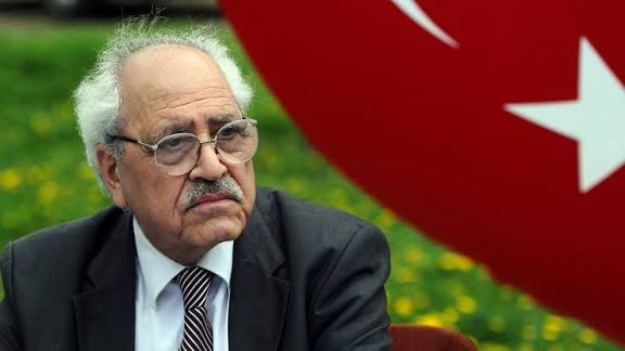 Yağmurun her damlası gökten düşen bir rahmet gibidir.
Belki de bu yüzden insanın içi ferahlar yağmur yağınca.
Duru sözleriyle gönüllere dokunan büyük mütefekkir ve şair Sezai Karakoç’u vefatının 4. yılında rahmet ve minnetle anıyorum.
Ruhu şad , mekanı cennet olsun.🤲🇹🇷