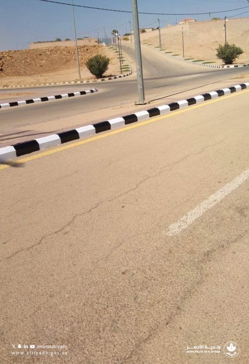 تواصل بلدية الأحمر أعمال إعادة دهان الأرصفة في الشوارع الرئيسية .
#بلدية_الأحمر
#أمانة_منطقة_الرياض