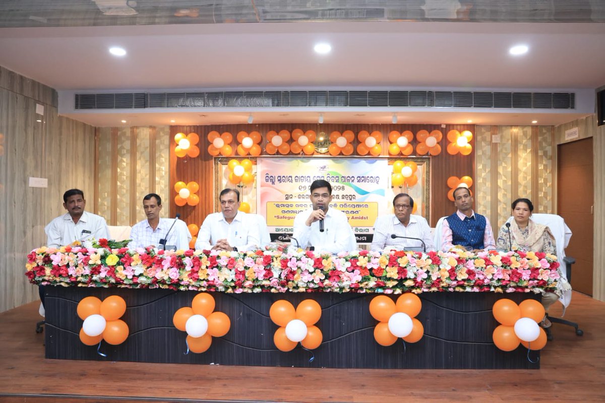 Ganjam_Admin's tweet image. ଜାତୀୟ ପ୍ରେସ୍ ଦିବସ ଅବସରରେ ଜିଲ୍ଲା ସ୍ତରୀୟ ପ୍ରେସ୍ ଦିବସ ପାଳନ ସମାରୋହ ଜଉଗଡ଼ ସମ୍ମିଳନୀ କକ୍ଷ, ଛତ୍ରପୁରରେ ଜିଲ୍ଲାପାଳ, ଗଞ୍ଜାମଙ୍କ ଅଧ୍ୟକ୍ଷତାରେ ଆୟୋଜିତ ହୋଇଥିଲା। ସମାରୋହରେ ଜିଲ୍ଲାର ବରିଷ୍ଠ ସାମ୍ବାଦିକମାନେ ଉପସ୍ଥିତ ଥିଲେ। ଗଣତନ୍ତ୍ରର ଚତୁର୍ଥ ସ୍ତମ୍ଭ ଭାବରେ ସାମ୍ବାଦିକମାନେ ସତ୍ୟ ଓ ନିରପେକ୍ଷ ଖବର ପହଞ୍ଚାଇ ଲୋକମାନଙ୍କୁ…