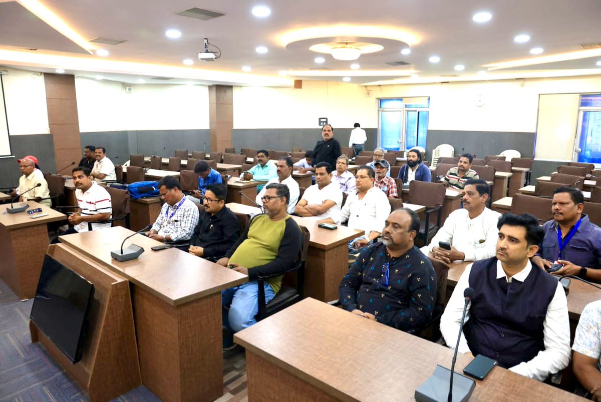 Ganjam_Admin's tweet image. ଜାତୀୟ ପ୍ରେସ୍ ଦିବସ ଅବସରରେ ଜିଲ୍ଲା ସ୍ତରୀୟ ପ୍ରେସ୍ ଦିବସ ପାଳନ ସମାରୋହ ଜଉଗଡ଼ ସମ୍ମିଳନୀ କକ୍ଷ, ଛତ୍ରପୁରରେ ଜିଲ୍ଲାପାଳ, ଗଞ୍ଜାମଙ୍କ ଅଧ୍ୟକ୍ଷତାରେ ଆୟୋଜିତ ହୋଇଥିଲା। ସମାରୋହରେ ଜିଲ୍ଲାର ବରିଷ୍ଠ ସାମ୍ବାଦିକମାନେ ଉପସ୍ଥିତ ଥିଲେ। ଗଣତନ୍ତ୍ରର ଚତୁର୍ଥ ସ୍ତମ୍ଭ ଭାବରେ ସାମ୍ବାଦିକମାନେ ସତ୍ୟ ଓ ନିରପେକ୍ଷ ଖବର ପହଞ୍ଚାଇ ଲୋକମାନଙ୍କୁ…