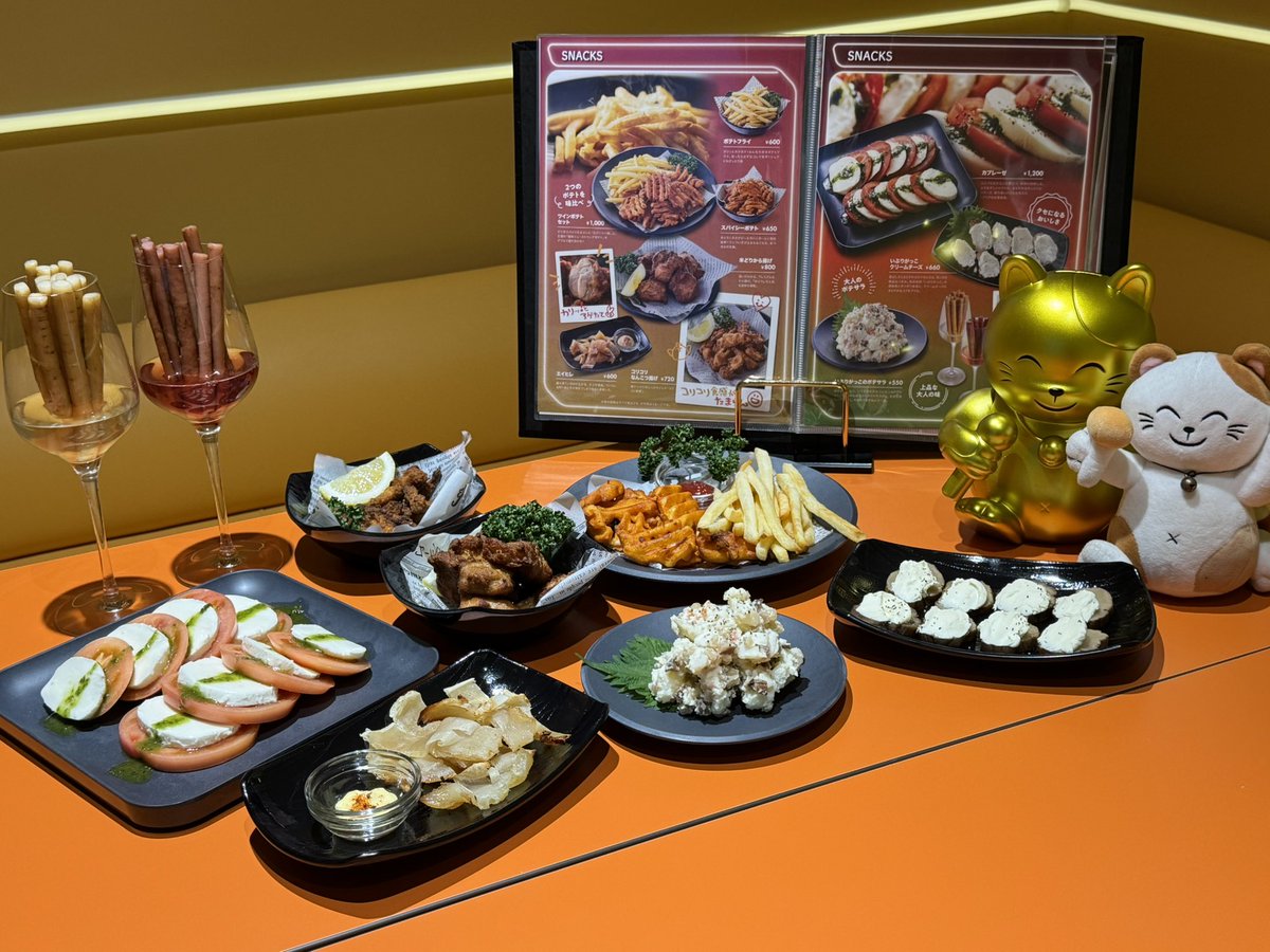 With_maneckey's tweet image. 先週オープンした『金のまねきねこ有楽町店』で提供されているフードメニューを全品食べてきたにゃ〜🐱

とっても美味しいメニューがたくさん！
ぜひみんなも行ってみてにゃ〜！！

#カラオケまねきねこ
#まねきねこ
#カラオケ
#まねっきー
#まねっきーといっしょ