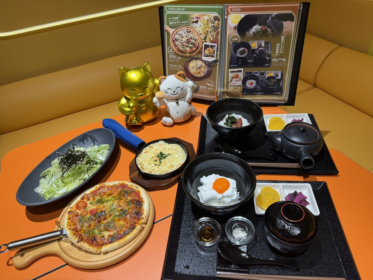 With_maneckey's tweet image. 先週オープンした『金のまねきねこ有楽町店』で提供されているフードメニューを全品食べてきたにゃ〜🐱

とっても美味しいメニューがたくさん！
ぜひみんなも行ってみてにゃ〜！！

#カラオケまねきねこ
#まねきねこ
#カラオケ
#まねっきー
#まねっきーといっしょ