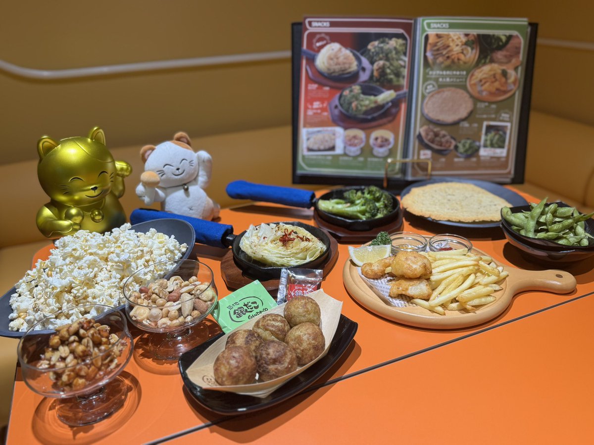 With_maneckey's tweet image. 先週オープンした『金のまねきねこ有楽町店』で提供されているフードメニューを全品食べてきたにゃ〜🐱

とっても美味しいメニューがたくさん！
ぜひみんなも行ってみてにゃ〜！！

#カラオケまねきねこ
#まねきねこ
#カラオケ
#まねっきー
#まねっきーといっしょ