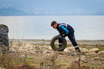 Sapanca Gölü’nde Çekilme Sonrası Atık Toplama Çalışmaları