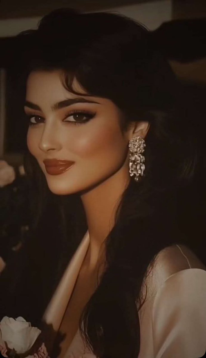 #مساء_الخير

  مطاليع القصايد كلها وجُهك

.            وضحكاتك ديار الورد مرباهّا .