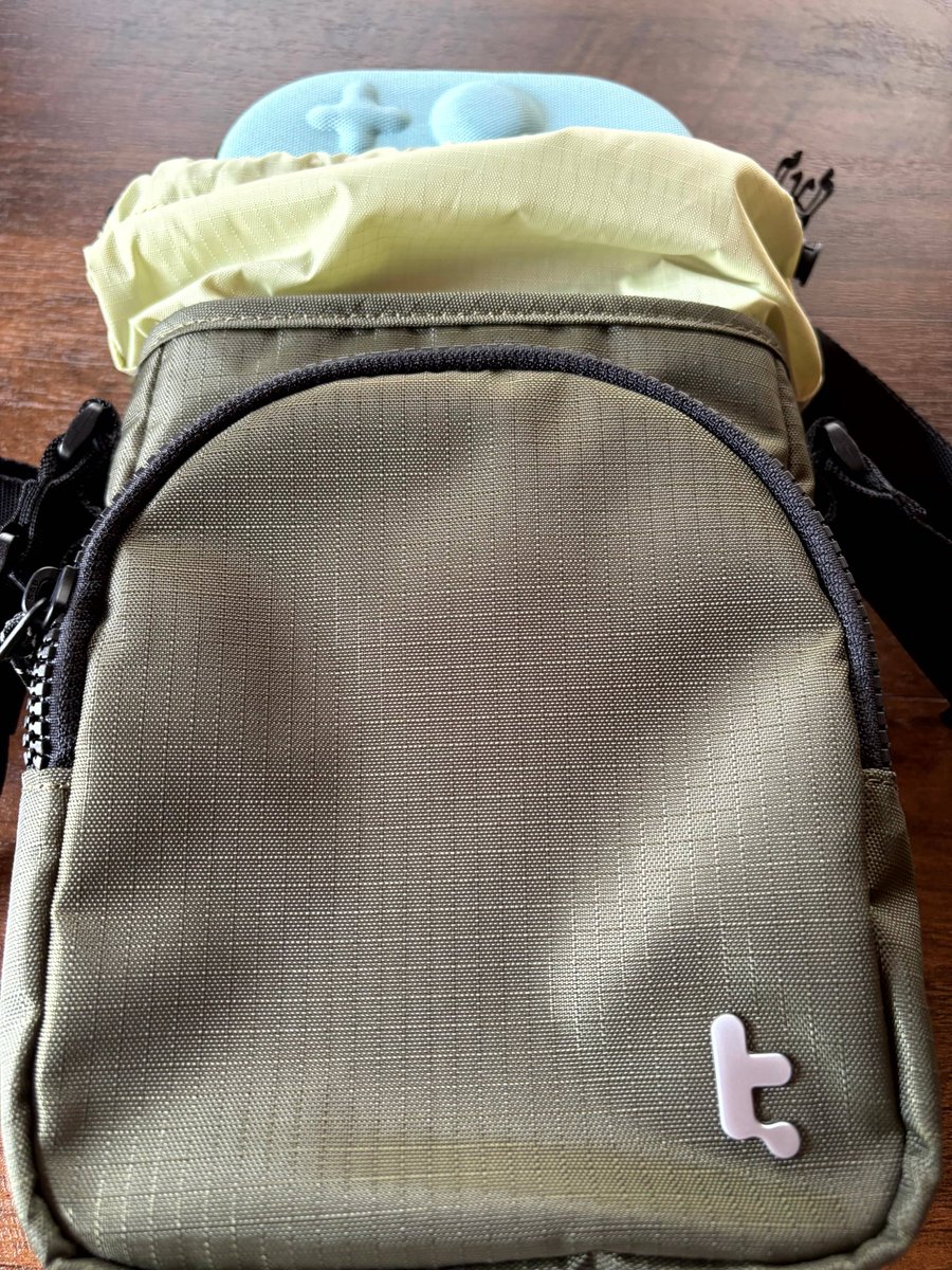 GameFoliage's tweet image. Switch 2を外に持ち出すなら、「G05S3 スリムケース＋G50 遊びポーチ」の二重保護スタイルが快適です。
400D撥水ポリエステル生地で雨にも強く、普段使いのショルダーとしても優秀。

ゲームも日常の持ち物も、ひとまとめにできるポーチです！

gamefoliage.com/2025/11/16/tom…

#tomtoc
#PR