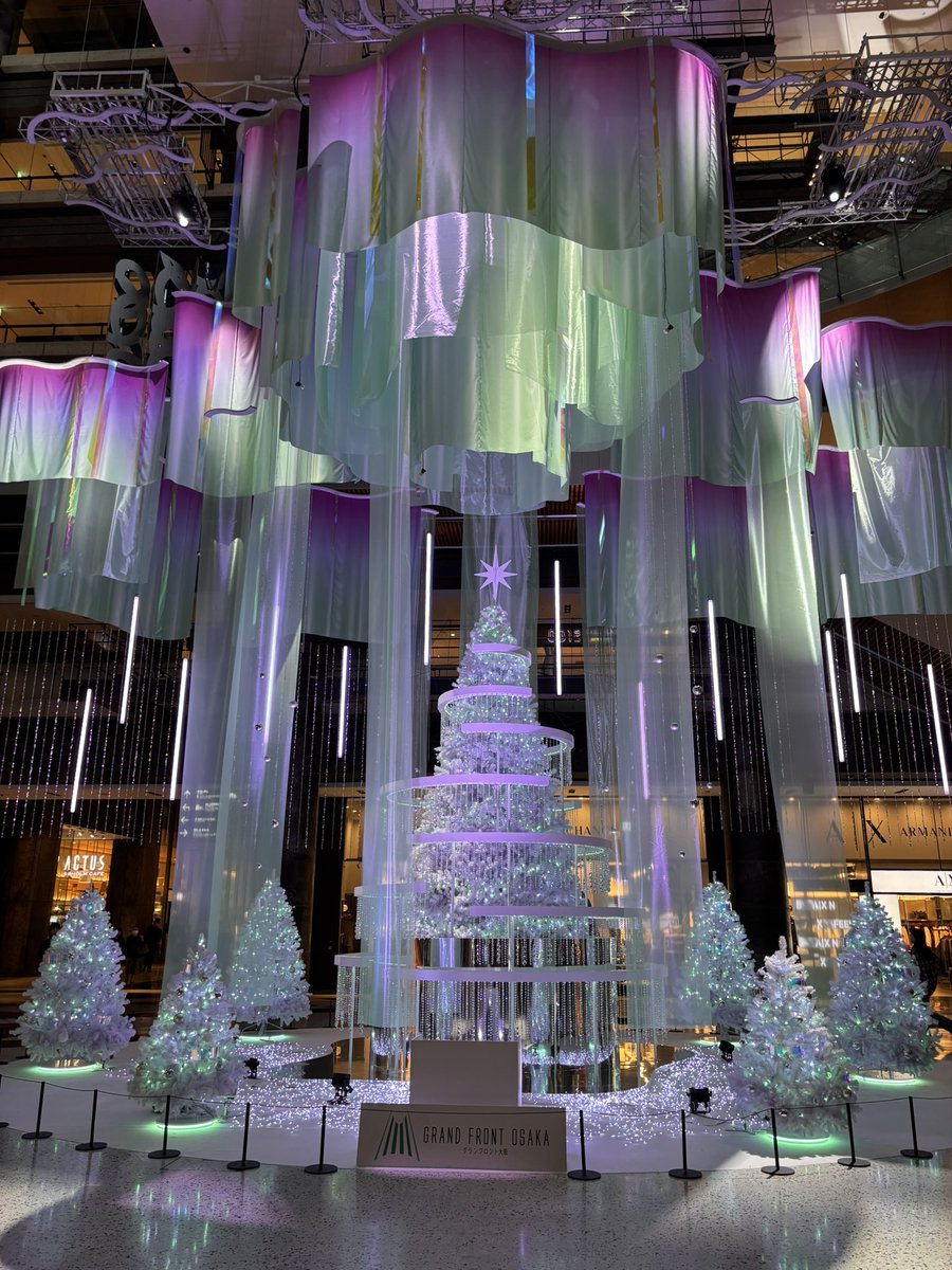 グラングリーンのクリスマスのディスプレイも見てきました

オーロラのイメージでしょうか

クリスマスツリーを見ると、クリスマスのプレゼント🎁も買いたくなっちゃいますね😄