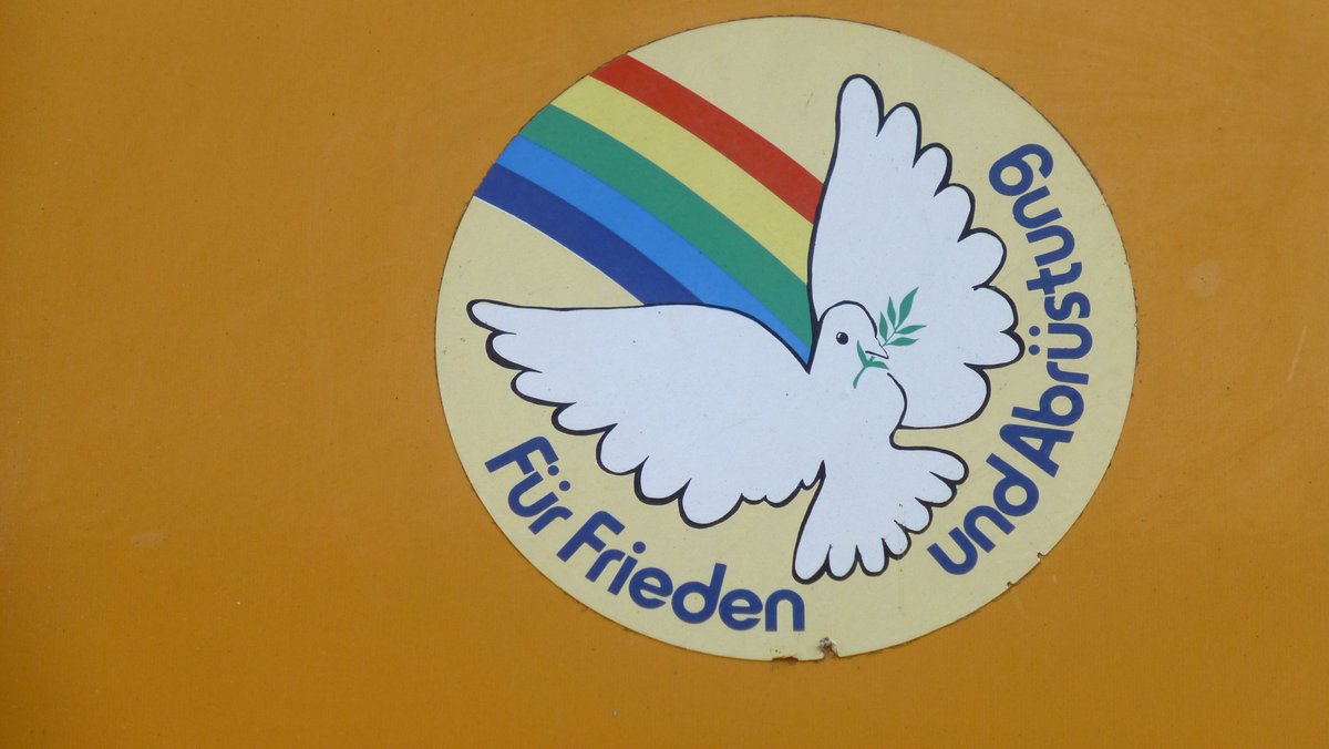 Wie viel Frieden steckt noch im Friedensauftrag der Kirchen?
Während Päpste weltweit für Verständigung werben, reden deutsche Kirchen plötzlich wieder von „militärischer Verteidigungsfähigkeit“ und „Abschreckung“. Ein fatales Signal in einer Welt voller Krisen und eskalierender