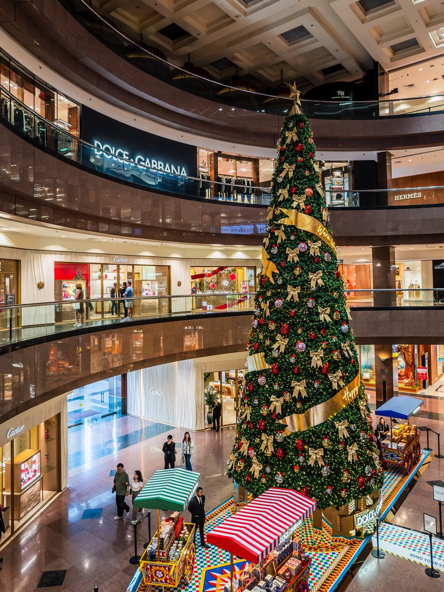 javanng's tweet image. When fashion meets festive. 🎄✨

Takashimaya’s 2025 Christmas tree at Ngee Ann City is dressed in dazzling Dolce &amp;amp; Gabbana style.

#ngeeanncity #christmastree #festivevibes #singapore #thisissg #visitsingapore #cityvibes