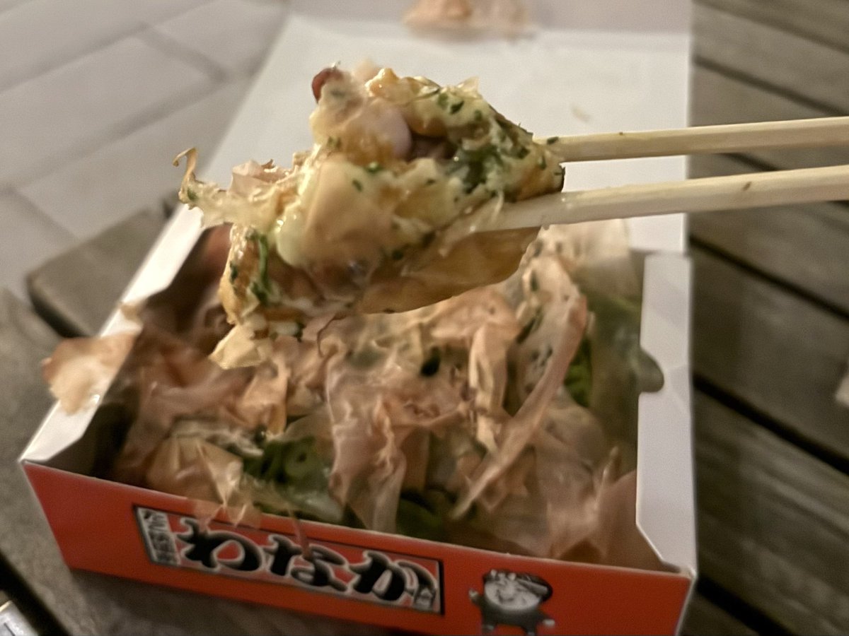 kanda_unabara's tweet image. 日本橋三越に期間限定出店中の大阪わなか、コレは紛れもない『わなか』です。明後日火曜日までの期間限定出店。

初めて行かれる東京の皆さまへのワイからのレコメンは、醤油+マヨ青のり鰹節全部+ネギ追加です。

焼きたてがキモなので早く食ってください。
イートインスペースはありません。