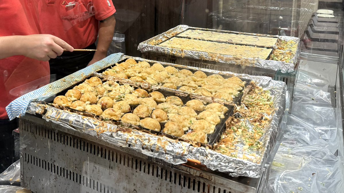 kanda_unabara's tweet image. 日本橋三越に期間限定出店中の大阪わなか、コレは紛れもない『わなか』です。明後日火曜日までの期間限定出店。

初めて行かれる東京の皆さまへのワイからのレコメンは、醤油+マヨ青のり鰹節全部+ネギ追加です。

焼きたてがキモなので早く食ってください。
イートインスペースはありません。