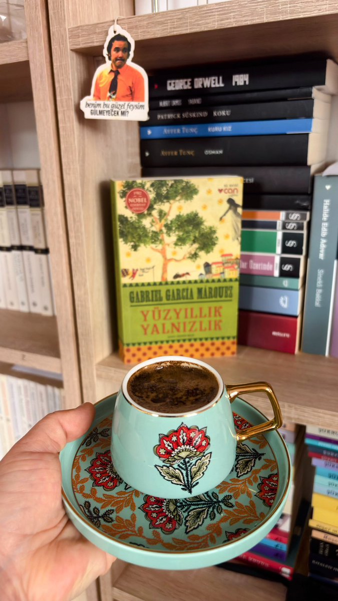 Pazar mesaisi.😌 Dertleşecek Kismen yoktur ama kapı gibi kitapların vardır.😌💜

#pazar #kahve #kitap #edebiyat #kitapseverlertakiplesiyor