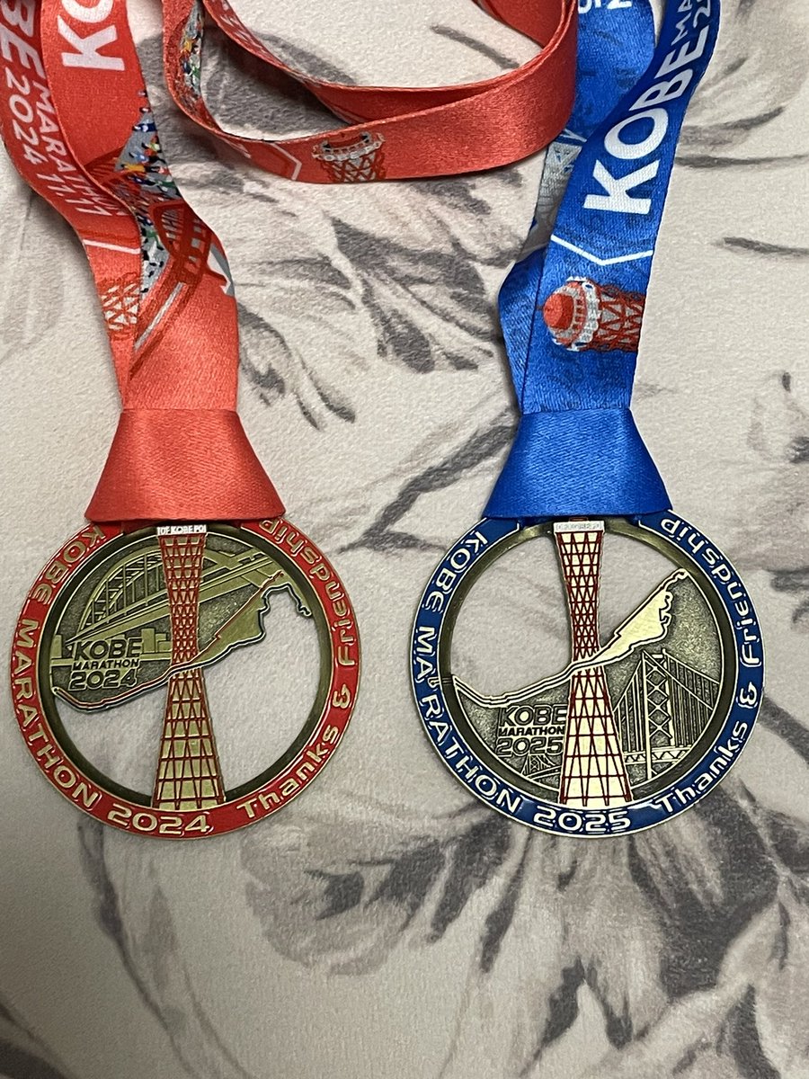 念願の完走メダル🏃 昨年のメダルと、いざ！合体🥇🥇 #神戸マラソン
