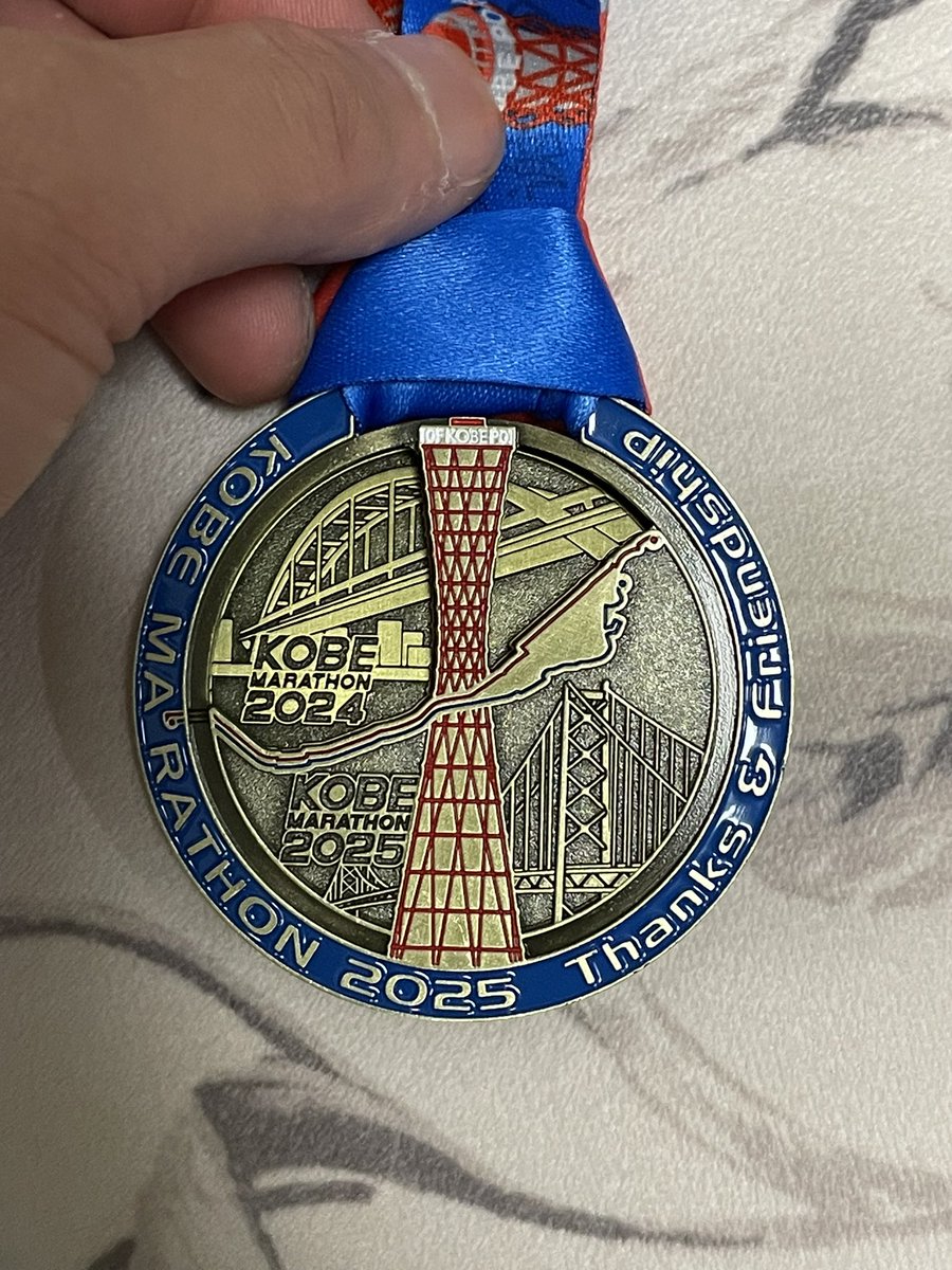 念願の完走メダル🏃 昨年のメダルと、いざ！合体🥇🥇 #神戸マラソン