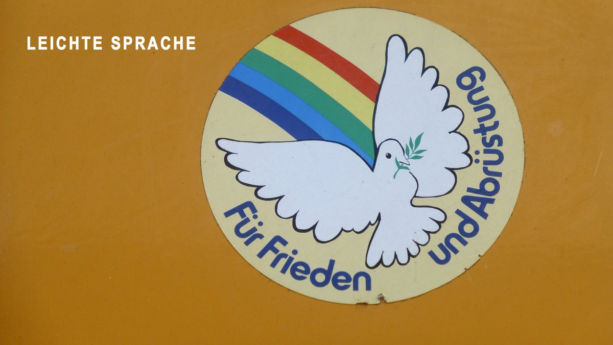 Wie viel Frieden steckt noch im Friedens-Auftrag der Kirchen?
Viele Menschen denken: Kirchen wollen Frieden.
Auch der Papst redet oft über Frieden.
Aber: In Deutschland sagen Kirchen jetzt neue Dinge.
Zum Beispiel: Wir müssen uns militärisch verteidigen.
Oder: Wir brauchen