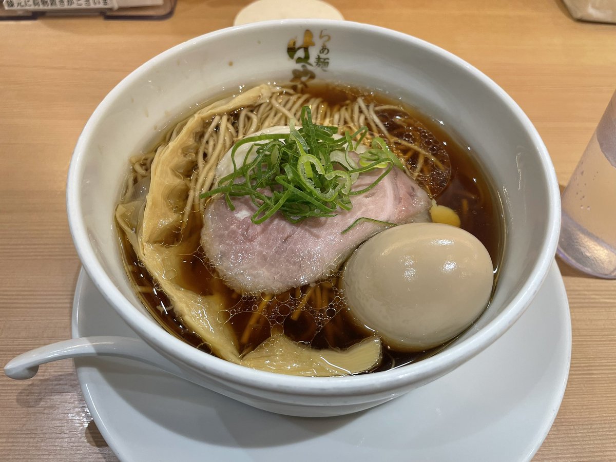 らぁ麺はやし田さんで醤油ラーメンを食べました。濃口の端麗系で