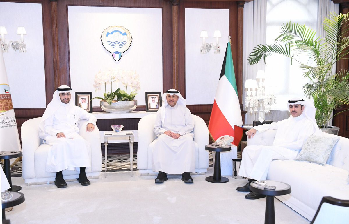 albaydanews's tweet image. * عذبي الناصر يبحث مع المجلس البلدي مسارات تطوير الخدمات وتعزيز الشراكة الميدانية

استقبل معالي محافظ الفروانية الشيخ عذبي ناصر العذبي الصباح في ديوان عام محافظة الفروانية اليوم صباحاً نائب رئيس المجلس البلدي السيد خالد مفلح المطيري، وعضو المجلس البلدي السيد وليد الدغر، وذلك في…