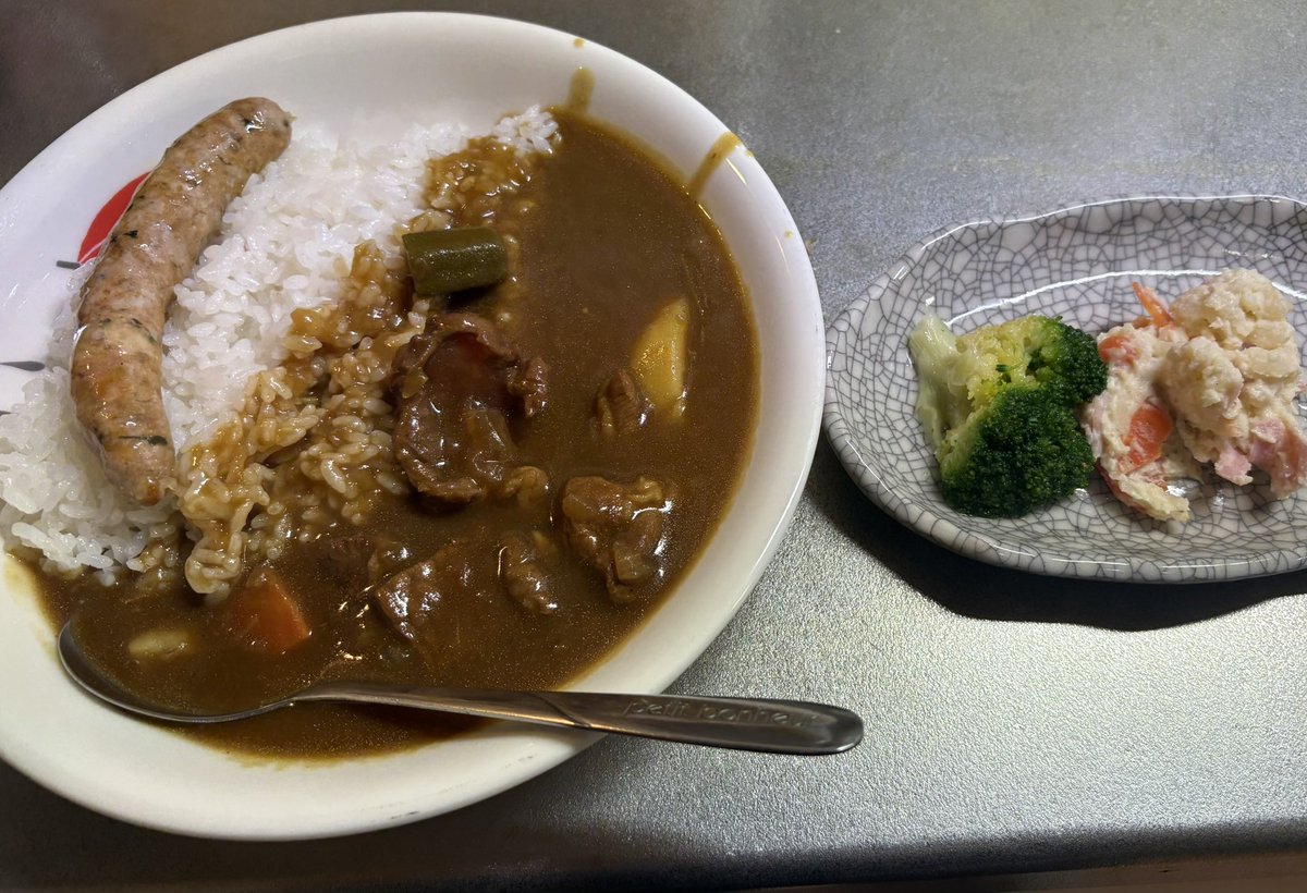 #けふのでなー 

生まれて初めて、一人でカレー🍛を作ってみた。

・牛すね
・牛肩ステーキ肉
・じゃが
・にんじん
・タマネギ(ブンブンチョッパー)
・アスパラ
・オクラ

水入れすぎてシャバシャバ系となりました💦