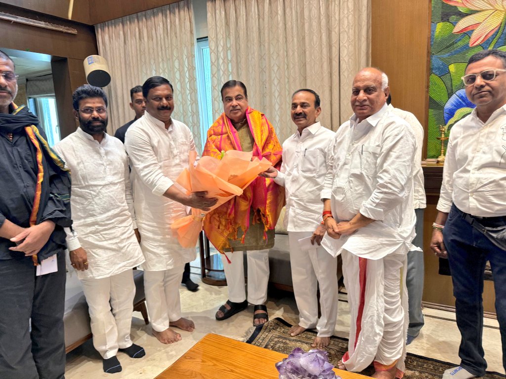 Eatala_Rajender's tweet image. 📍 మహారాష్ట్ర, నాగపూర్.

నాగపూర్ లో కేంద్ర రోడ్డు రవాణా మరియు జాతీయ రహదారుల మంత్రివర్యులు శ్రీ నితిన్ గడ్కరీ (@nitin_gadkari) గారిని బీజేఎల్పీ నేత, నిర్మల్ శాసనసభ్యులు శ్రీ ఆలేటి మహేశ్వర్ రెడ్డి (@maheshreddy_bjp) గారు, ముధోల్ శాసనసభ్యులు శ్రీ పవార్ రామారావు పాటిల్…