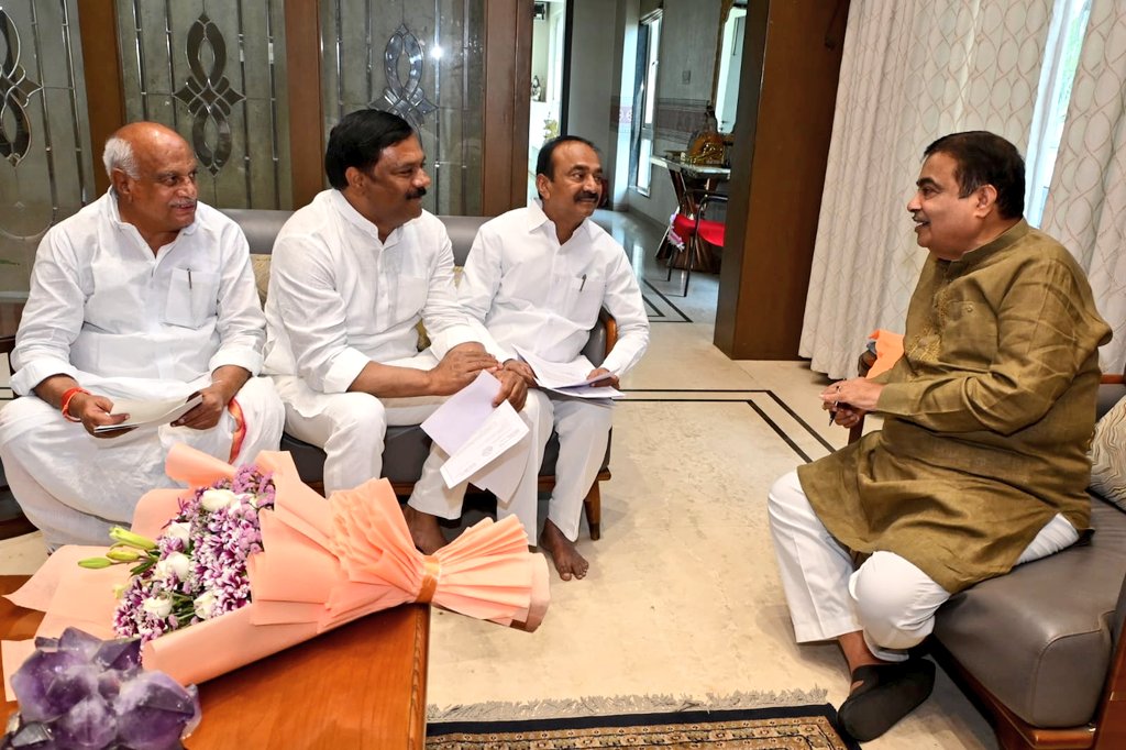 Eatala_Rajender's tweet image. 📍 మహారాష్ట్ర, నాగపూర్.

నాగపూర్ లో కేంద్ర రోడ్డు రవాణా మరియు జాతీయ రహదారుల మంత్రివర్యులు శ్రీ నితిన్ గడ్కరీ (@nitin_gadkari) గారిని బీజేఎల్పీ నేత, నిర్మల్ శాసనసభ్యులు శ్రీ ఆలేటి మహేశ్వర్ రెడ్డి (@maheshreddy_bjp) గారు, ముధోల్ శాసనసభ్యులు శ్రీ పవార్ రామారావు పాటిల్…