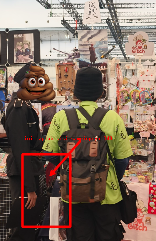 nocski's tweet photo. @rupparuppi @kingvic57 @comifuro Halo kak, bantu jawab, kalo di foto itu jelas nebeng di D50, karena dari foto terlihat gap antara D49 dan D50. Karena meja Comifuro space a-b utuh panjang, jadi kalo sudah beda meja, jelas beda penyewa. Dari bagian yg saya kotak merah, bisa dipastikan nggak nebeng di D49. https://t.co/oVhM4ixzQ3