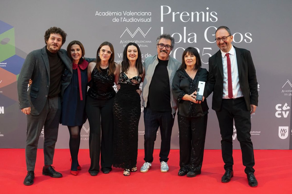 Bisilaba_'s tweet image. El divendres guanyarem el premi millor serie documental als Lola Gaos.
Moltes gràcies @apunt_media i equip per fer-ho possible 😘😘😘 #Informe 
@PauMartinez_G @gabkarwai @Joanachilet @CarlosAimeur @Elba_Celo @martagarcaar @maria_palau99 @holatortel @jordisapena @_crisvivo_