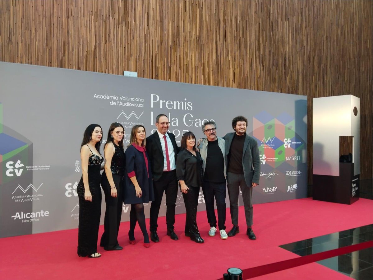 Bisilaba_'s tweet image. El divendres guanyarem el premi millor serie documental als Lola Gaos.
Moltes gràcies @apunt_media i equip per fer-ho possible 😘😘😘 #Informe 
@PauMartinez_G @gabkarwai @Joanachilet @CarlosAimeur @Elba_Celo @martagarcaar @maria_palau99 @holatortel @jordisapena @_crisvivo_