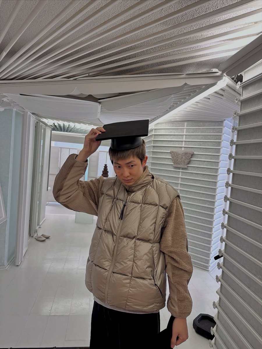 babyshachiku's tweet image. He really looks like he’s graduating from Art School with honors in &quot;Architectural Balance.&quot; 🎓