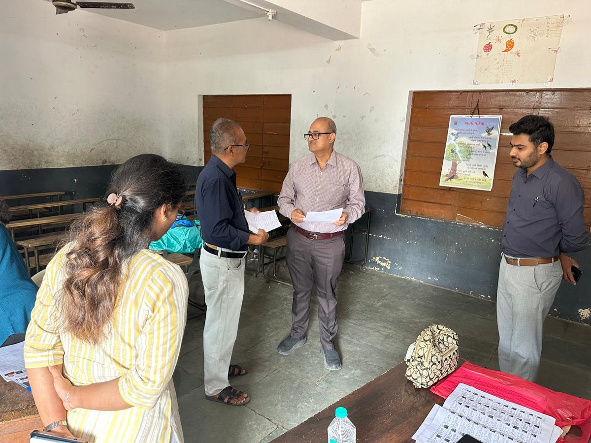CollectorJamngr's tweet photo. મતદાર યાદી ખાસ સઘન સુધારણા કાર્યક્રમ અંતર્ગત આજ રોજ મતદારોએ આપવાની થતી વિગતો માટે તેમને સહાયરૂપ થવા મતદાન મથકો ખાતે યોજવામાં આવેલ ખાસ કેમ્પની મુલાકાત લઈ BLOsની કામગીરી ચકાસી જરૂરી સુચનાઓ આપી.
@ECISVEEP @SpokespersonECI @CEOGujarat @InfoGujarat @infojamnagargog https://t.co/57FNep1dyM