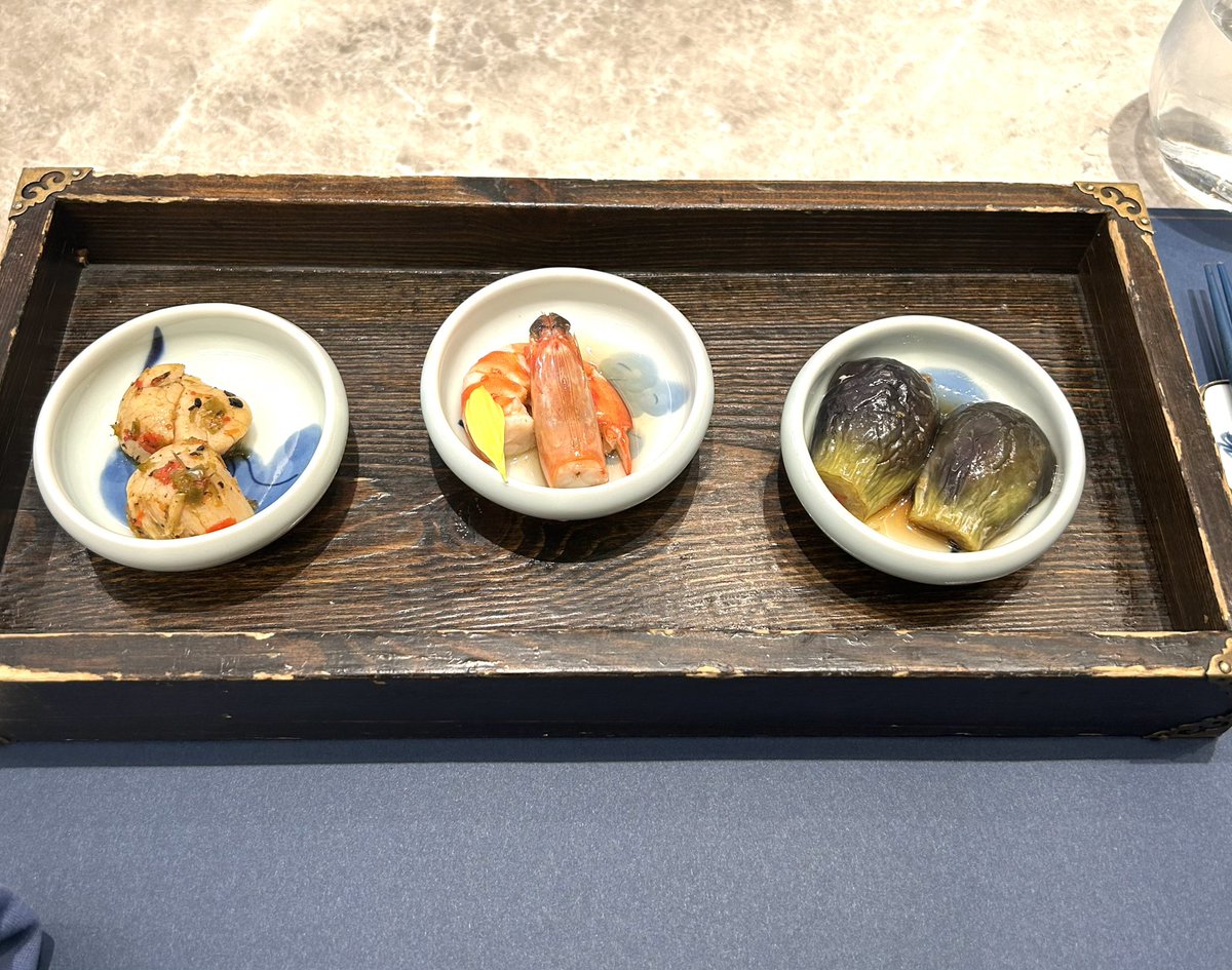 aichu5087's tweet image. 11/15正午。このところ体調が思わしくなく特に昨日は辛かったが歯医者の通院日に近くなのでと予約を取っておいた蟹王府さんに６～７匹分の上海蟹肉と旬の蟹肉を使った蟹肉入り特製和え麺(スープ付き)に蟹王府お薦め追加セット(前菜3種&amp;amp;点心&amp;amp;デザート)を頂く。贅沢な一品を頂いて元気が出た☺️

#蟹王府