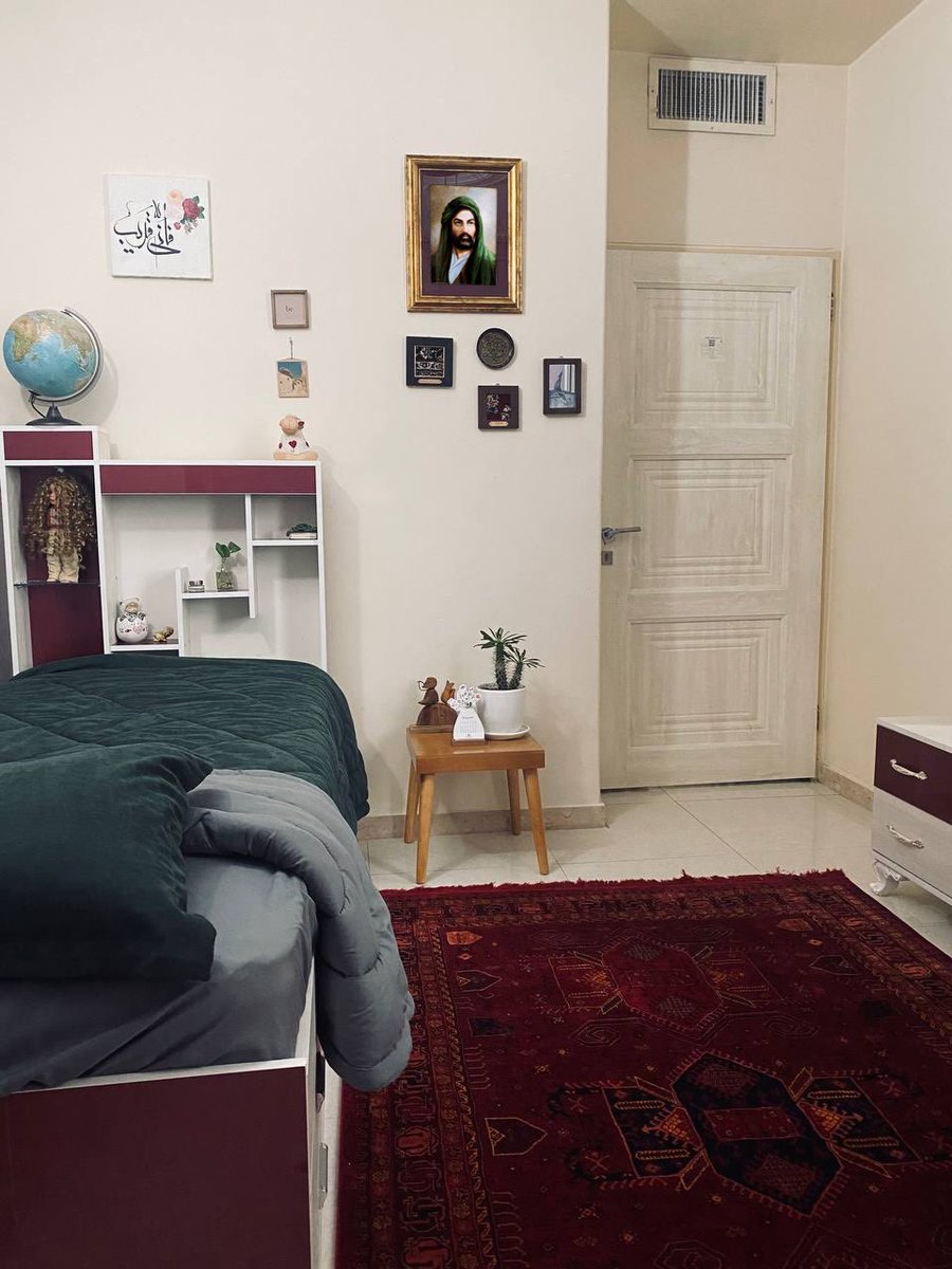 به تمثالت بر دیوار اتاقم نگاه می‌کنم؛

«می‌نشینم به تماشای تو تنها، آری،
هر زمان خسته‌ام از مردم دنیا، آری.»

#یکشنبه_های_علوی