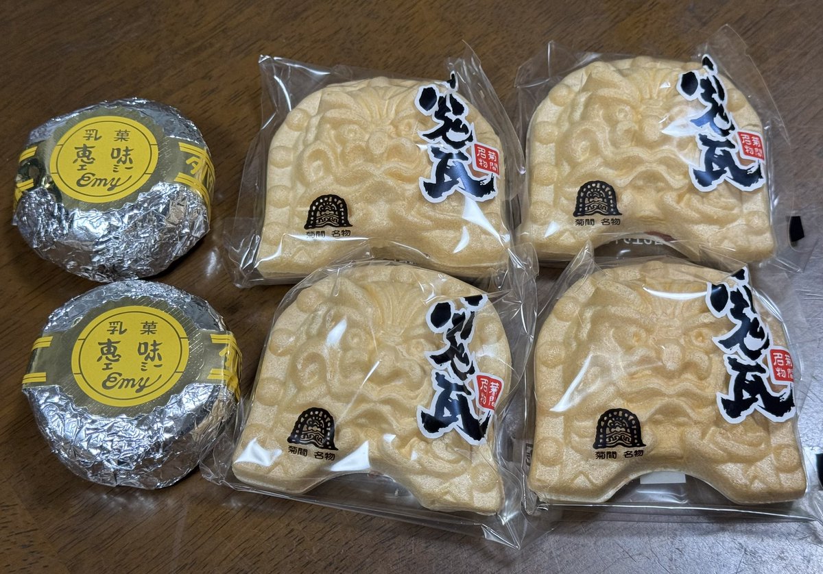 【愛媛県 菊間町の旅①】
先週の愛媛旅の振り返り…

昭和3年創業の老舗・タバタヤ菓子舗にて、「バナナボート」と「鬼瓦もなか」、「恵味」を購入
某社のまるごとバナナを彷彿とさせる「バナナボート」ですが、歴史はこちらの商品の方が古いそうで、保存料未使用の自然な風味と甘さが美味✨