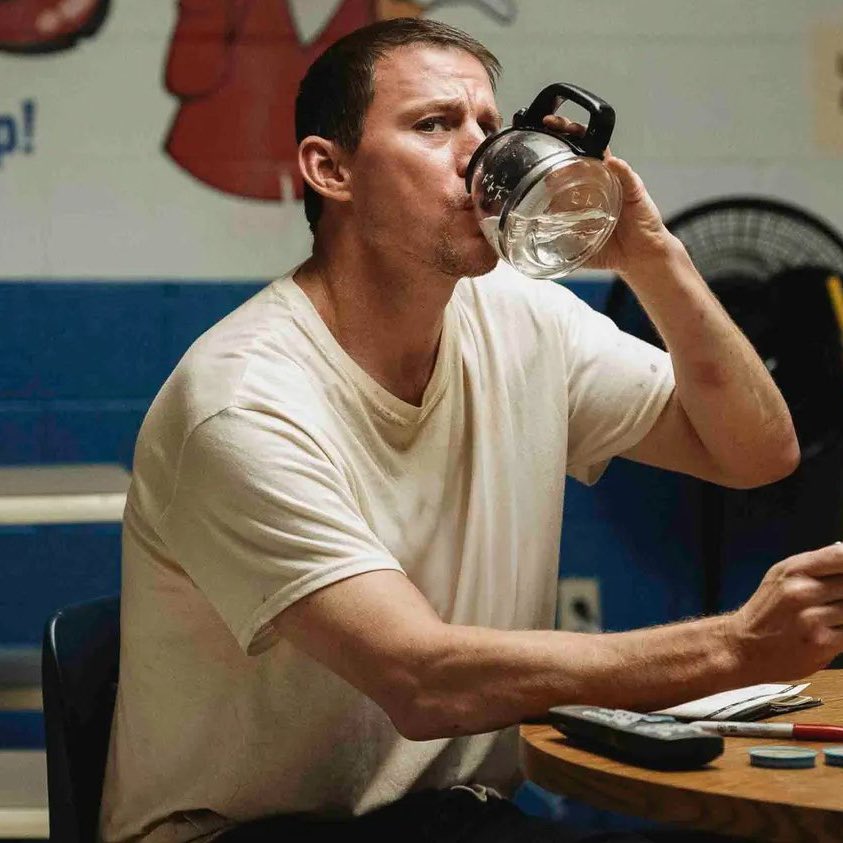 Scarfalajme's tweet image. سبب كافي يخليك تشوف الفلم