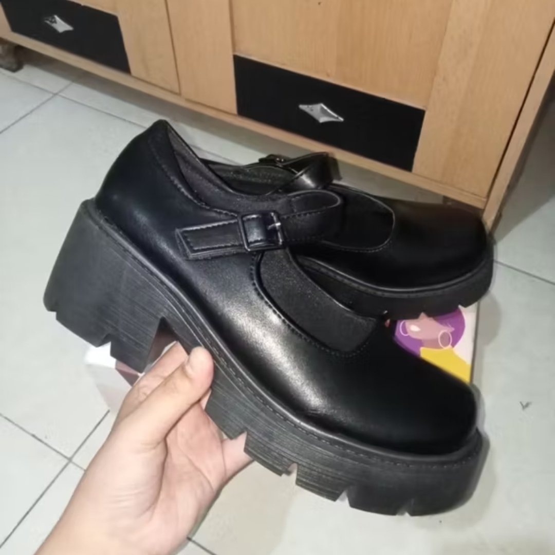 strawbbit's tweet photo. wts jual preloved sepatu sovella 60k aja bisa oren, size 40 masi mulusss https://t.co/n6w4zGfYUZ