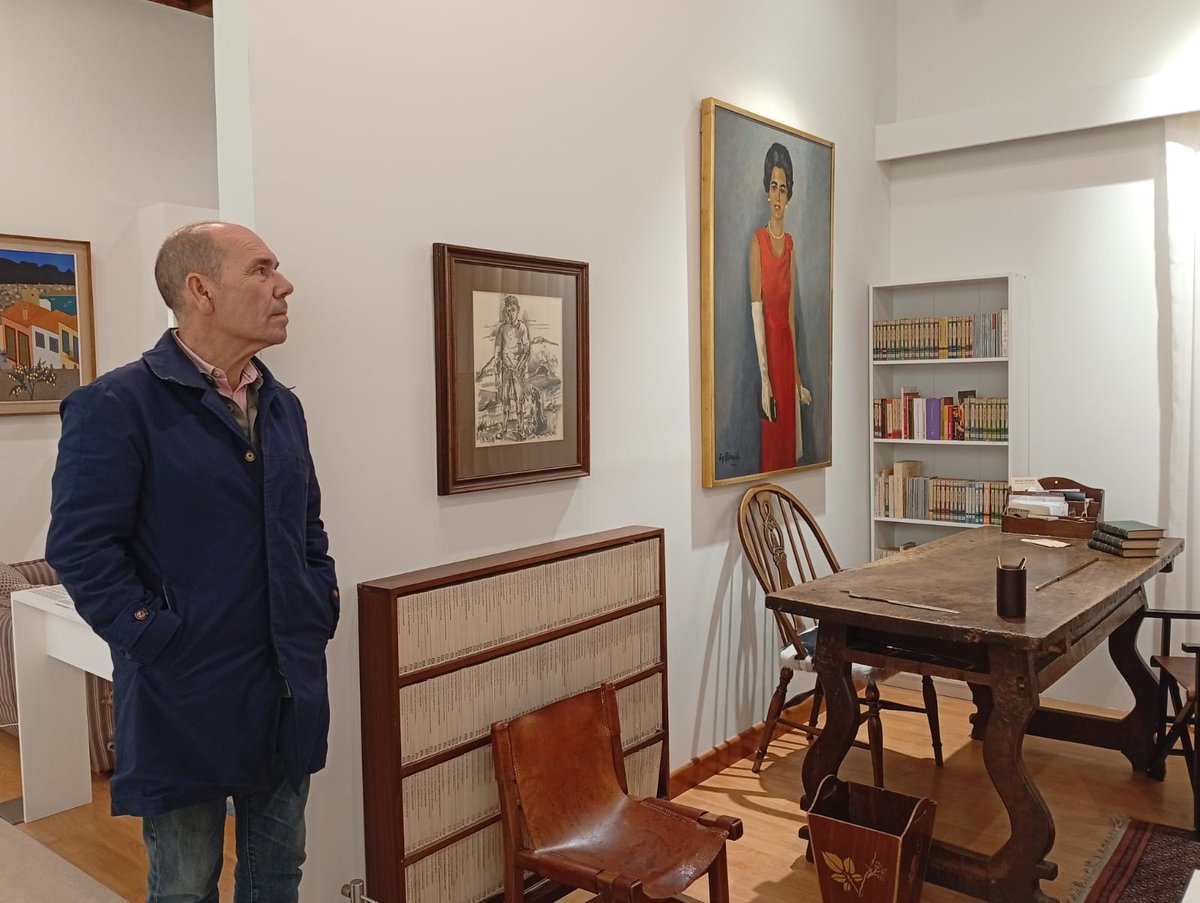 Su casa, sus cosas...qué repeluco.

He venido a ver su mundo, maestro, con la intención de sentirlo dentro, de empaparme, de escuchar su voz. 

Su bicicleta, su pluma estilográfica, la biblioteca, los manuscritos. El olor a literatura. Inolvidable.

Gracias por todo <a href="/MJPradas0/">MJ Pradas</a>